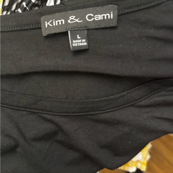 Women’s Kim & Cami size Large Black Top with Large Black & White Puff Sleeve - Picture 5 of 5